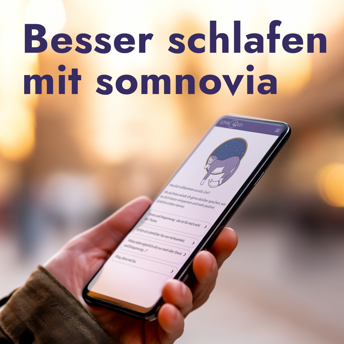 Ein Smartphone in einer Hand, auf dem die somnovia-App geöffnet ist.